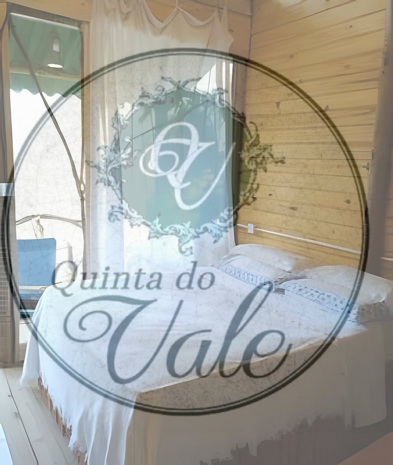 Casa na Árvore em meio à mata. Piscina e Cachoeira