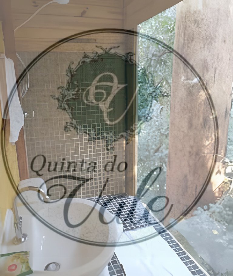 Casa na Árvore em meio à mata. Piscina e Cachoeira