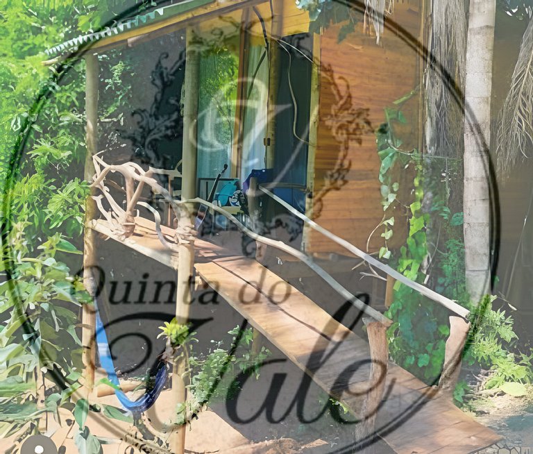 Casa na Árvore em meio à mata. Piscina e Cachoeira