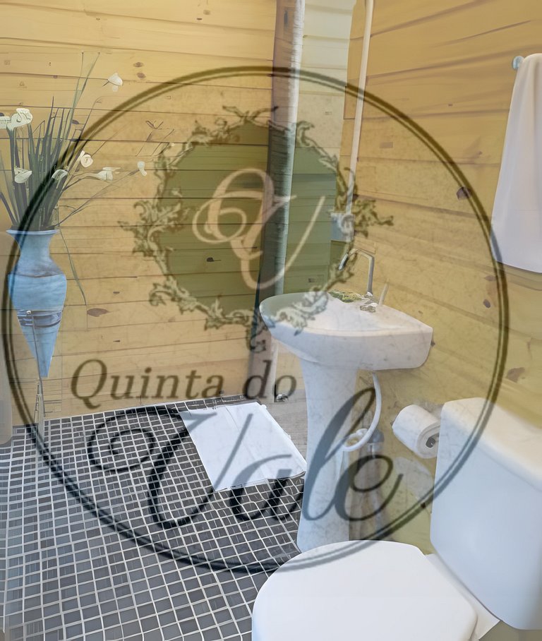Casa na Árvore em meio à mata. Piscina e Cachoeira